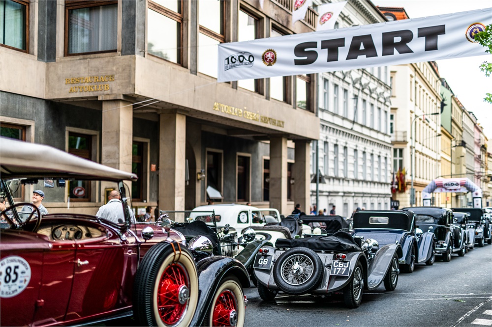 Řazení automobilů před budovou Autoklubu ČR podobně, jako to bylo ve třicátých letech, patří v současnosti k největším parádám veteránského hnutí v České republice. Nenechte si to ve středu 11. srpna ujít!