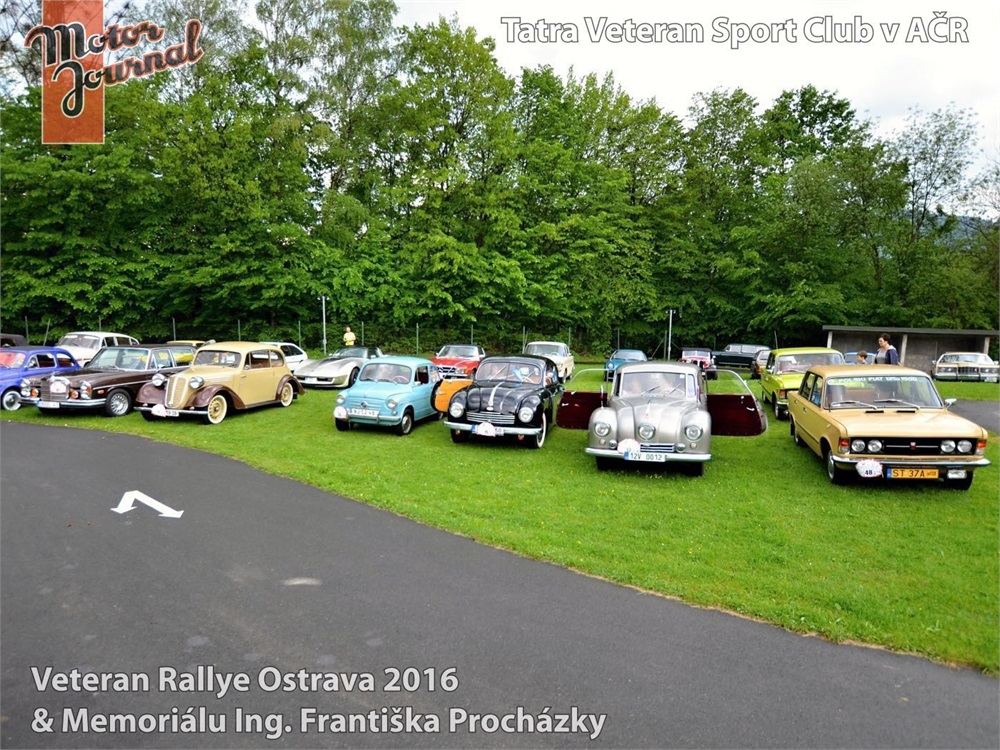 Zaplněný areál Rekreačního střediska Budoucnost ve Frýdlantu nad Ostravicí - Nové Vsi, druhá zprava vítězná Tatra 87 (1947) Aleše Maralíka